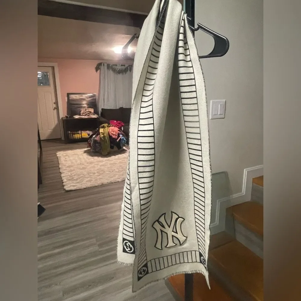 Gucci x New York Yankees collaboration wool scarf. - Picture 5 of 5